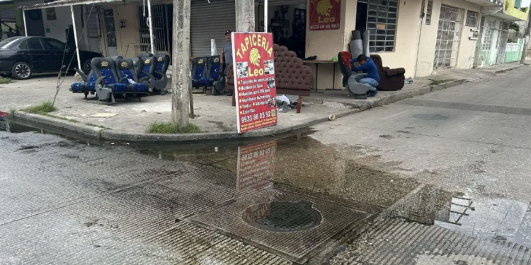 Vecinos de la colonia 18 de Marzo exigen atención ante fugas de agua y calles en mal estado