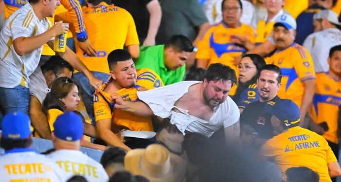 Detienen y vetan a aficionados de Tigres por agredir a seguidores del América
