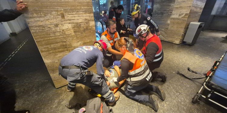 Caída de elevador en Plaza Mitikah deja dos heridos; evacúan el centro comercial