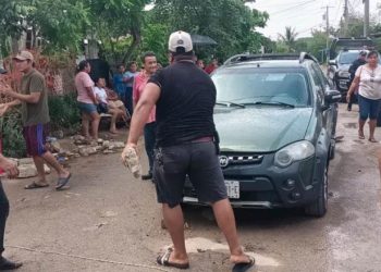 Vecinos de Nacajuca retienen vehículo oficial por prolongado apagón
