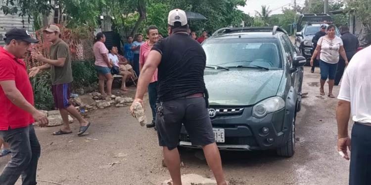 Vecinos de Nacajuca retienen vehículo oficial por prolongado apagón