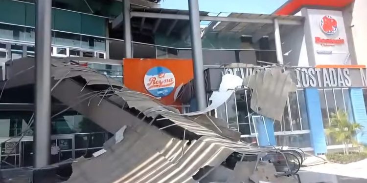 Explosión en Plaza Altabrisa deja lesionados; autoridades atienden emergencia