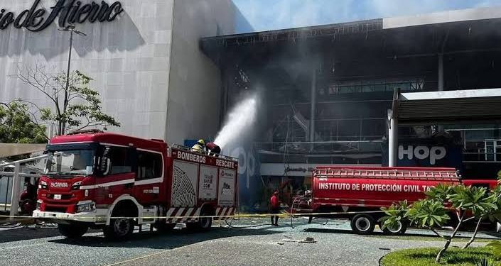 Tabasco: Sucursales en Altabrisa anuncian cierre indefinido tras explosión en zona de restaurantes