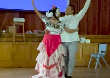 JÓVENES DEL COBACAM SON OVACIONADOS EN INGLATERRA  Y RECIBEN RECONOCIMIENTOS EN INTERCAMBIO CULTURAL