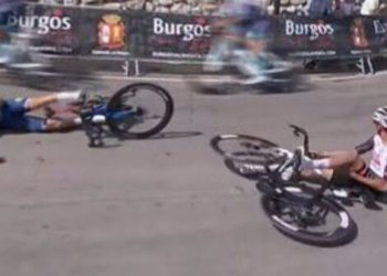 Isaac Del Toro sufre caída en la primera etapa de la Vuelta a Burgos