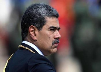 EE.UU. despliega destructores cerca de Venezuela y Maduro responde con amenazas