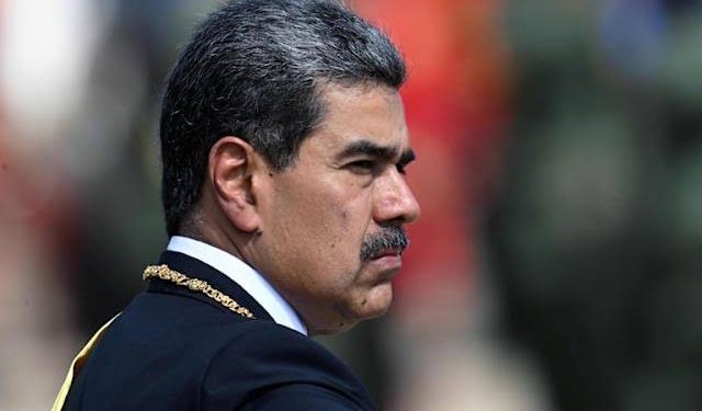 EE.UU. despliega destructores cerca de Venezuela y Maduro responde con amenazas