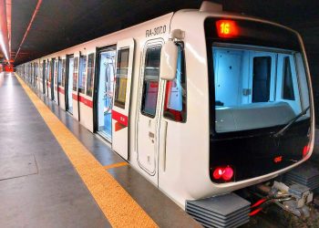 Mexicanos enfrentan acto xenófobo con música en el metro de Roma