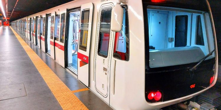 Mexicanos enfrentan acto xenófobo con música en el metro de Roma