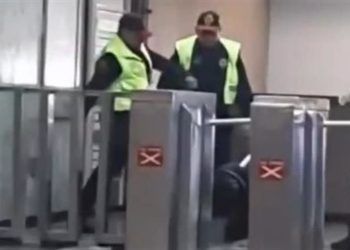 Policías del Metro agreden a usuario en Línea 3; ya fueron identificados