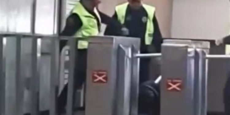 Policías del Metro agreden a usuario en Línea 3; ya fueron identificados