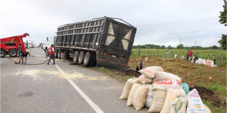 Rapiña de maíz tras volcadura de tráiler en la Villahermosa-Escárcega