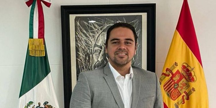 Enrique Baños turistea por el Mundo con dinero de la UT Cancún, derrocha mdp de recursos públicos
