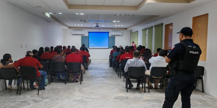 SPSC imparte taller a motociclistas en Ciudad del Carmen para fomentar la seguridad vial