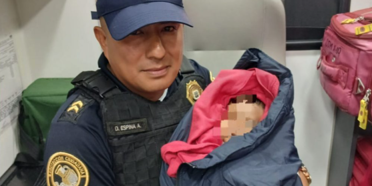 Policías rescatan a bebé abandonado en Tacubaya; presentaba signos de hipotermia