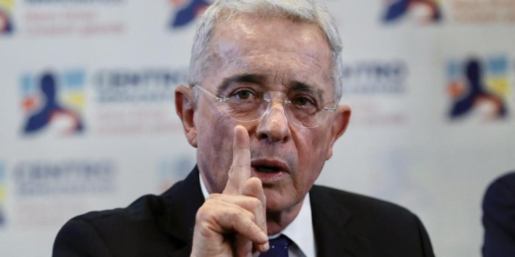 Álvaro Uribe, expresidente de Colombia, condenado a 12 años de prisión domiciliaria por fraude y soborno