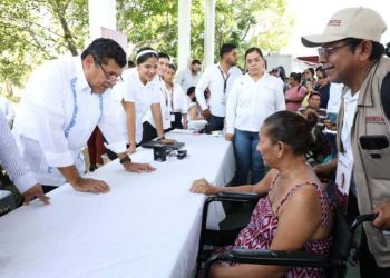 Gobernador anuncia entrega gratuita de equipos auditivos en Jalpa de Méndez