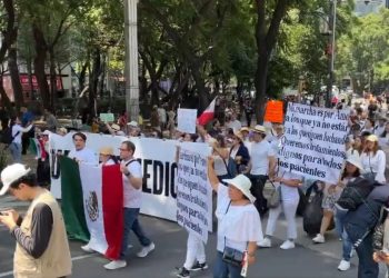 Marchan contra desabasto de medicamentos