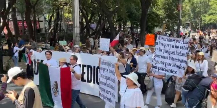 Marchan contra desabasto de medicamentos