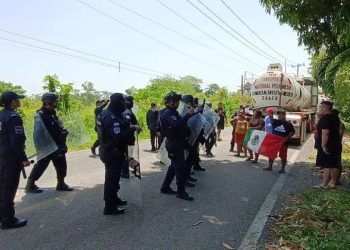 Desalojan bloqueo en Barrancas y Guanal; habitantes exigen obras a Pemex