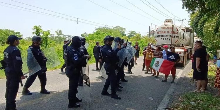 Desalojan bloqueo en Barrancas y Guanal; habitantes exigen obras a Pemex