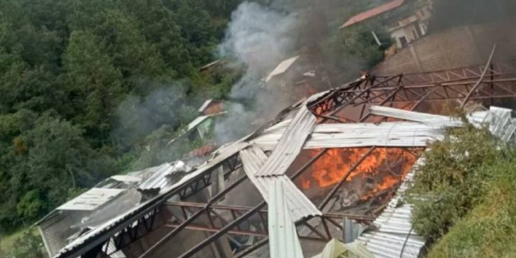 Explosión de pipa en ferretería provoca daños en viviendas y vehículos en Tlaltzala