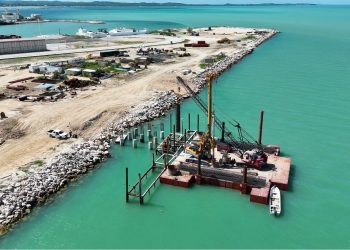Inicia construcción de muelle con duques de alba para barcazas de 9 mil toneladas en Seybaplaya