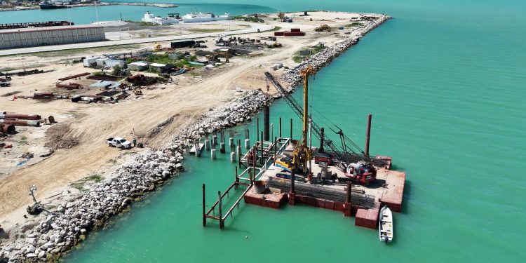 Inicia construcción de muelle con duques de alba para barcazas de 9 mil toneladas en Seybaplaya