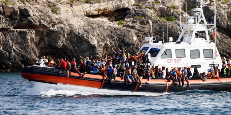 Tragedia en el Mediterráneo: naufragio frente a Lampedusa deja al menos 20 muertos y decenas de desaparecidos