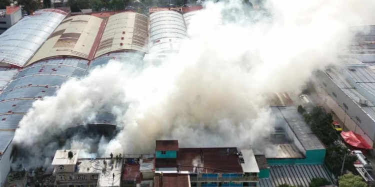 Se registra incendio en fábrica de colchones en Iztacalco; reportan saldo blanco