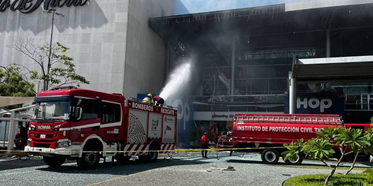 Explosión en Plaza Altabrisa dejaría daños valuados en millones de pesos: CAT