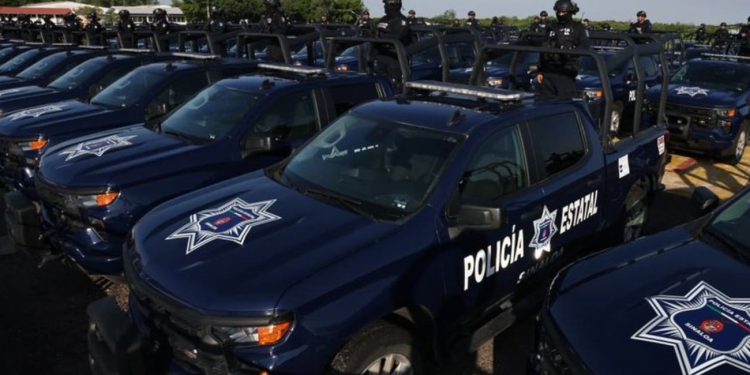 Refuerzan seguridad en Sinaloa con entrega de patrullas y nuevo reclutamiento policial