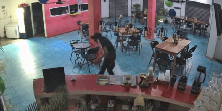 Detienen en Balancán a hombre por robo; familia devuelve lo sustraído