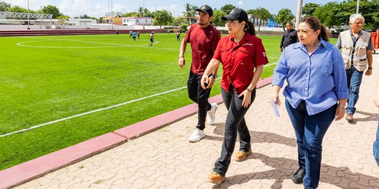 Gobierno de Estefanía Mercado hace historia: todos los campos de fútbol en Playa del Carmen ya cuentan con pasto sintético