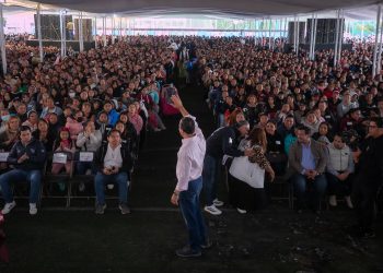 Carlos Orvañanos cumple compromiso de campaña: entrega “tarjeta madre” a jefas de familia de Cuajimalpa