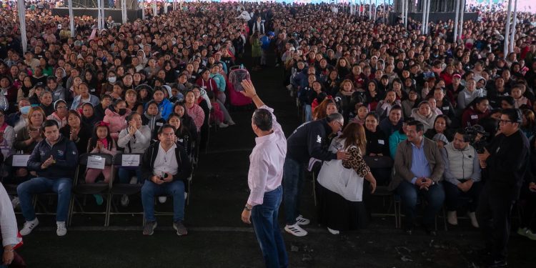 Carlos Orvañanos cumple compromiso de campaña: entrega “tarjeta madre” a jefas de familia de Cuajimalpa