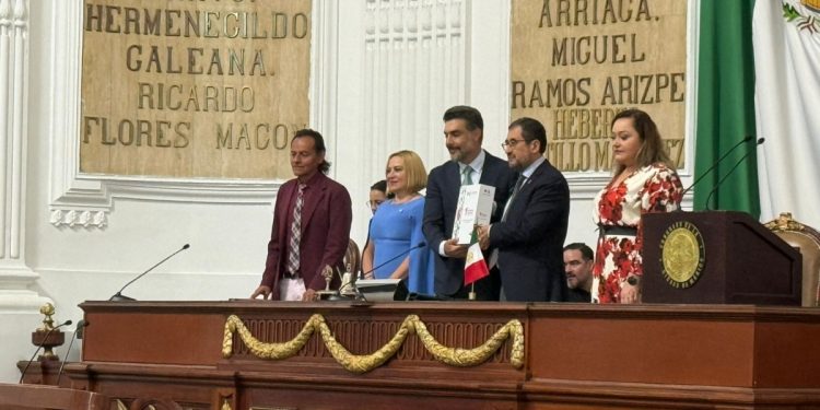 Brugada entrega Informe de Gobierno; Sesma asume la presidencia del Congreso