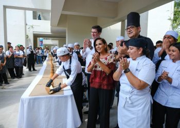 Mara Lezama celebra en Cancún la elaboración de la torta de cochinita más larga, en busca de récord Guinness