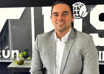 Enrique Baños intenta vender respaldo ciudadano en redes a costa de presupuesto de la UT Cancún, acarreo masivo pagado con recursos públicos