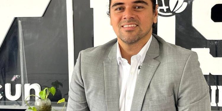 Enrique Baños intenta vender respaldo ciudadano en redes a costa de presupuesto de la UT Cancún, acarreo masivo pagado con recursos públicos