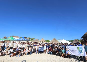 Ana Paty Peralta pone ejemplo en el cuidado y limpieza de playas