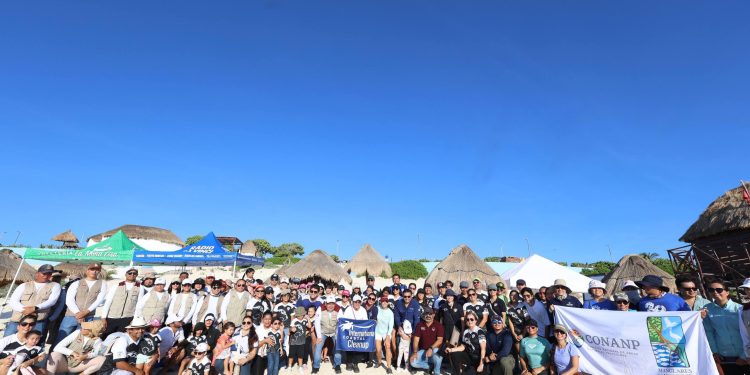 Ana Paty Peralta pone ejemplo en el cuidado y limpieza de playas