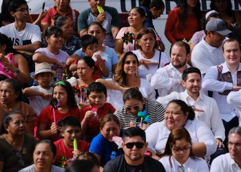 Cercana a la gente y en territorio Mara Lezama presencia el desfile cívico-militar con motivo del 215 aniversario del inicio de la Independencia de México
