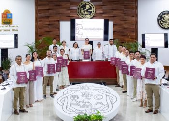 Estefanía Mercado entrega al Cabildo la glosa del Primer Informe de Trabajo de Playa del Carmen