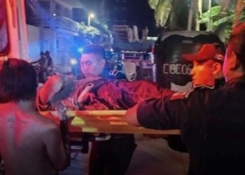 Hombre en estado de ebriedad se lesiona y se lanza al mar en Progreso; policías y paramédicos intervienen
