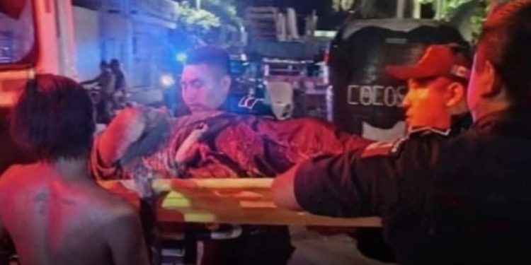 Hombre en estado de ebriedad se lesiona y se lanza al mar en Progreso; policías y paramédicos intervienen