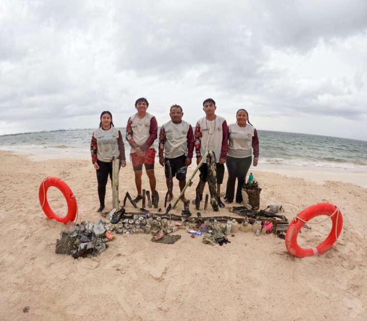Recolectan más de 2.5 toneladas de residuos en playas y fondo marino de Playa del Carmen