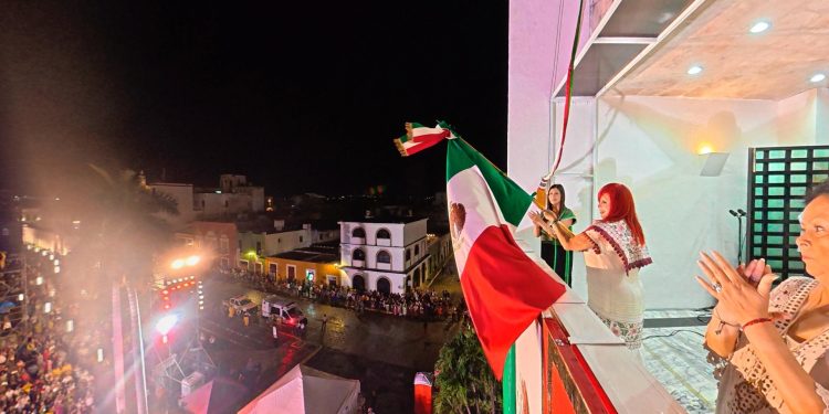 Layda Sansores dio el grito de independencia y vitoreó a los héroes y heroínas que nos dieron patria y libertad