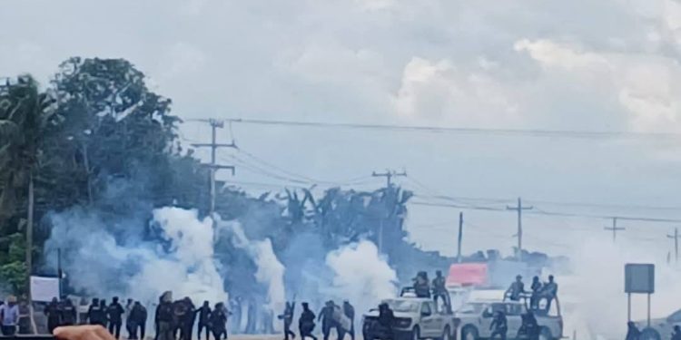 Reprimen a trabajadores en Cárdenas tras bloqueo carretero