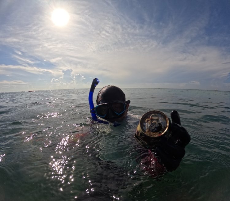 Recolectan más de 2.5 toneladas de residuos en playas y fondo marino de Playa del Carmen